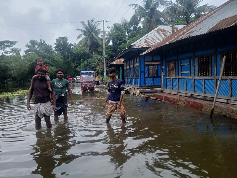 কুমিল্লার মনোহরগঞ্জ উপজেলার ঝলম দক্ষিণ এলাকার বর্তমান পরিস্থিতি। বন্যার পানি ধীরগতিতে নামায় জলাবদ্ধতা সৃষ্টির আশঙ্কা করছেন স্থানীয় বাসিন্দারা। ছবিটি গতকাল তোলা